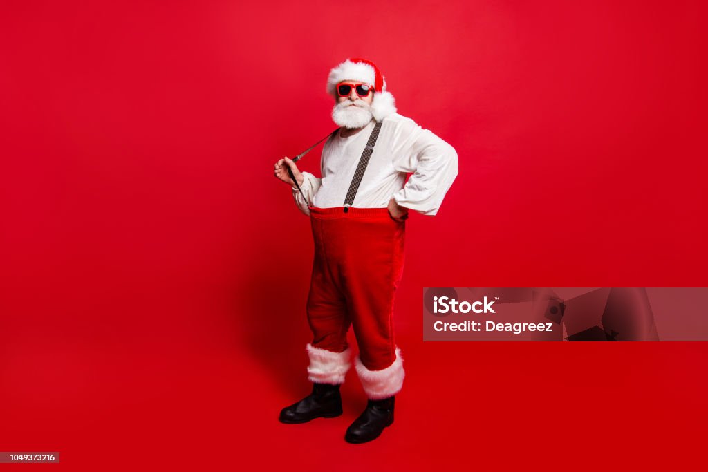좋은 진정 평화로운 산타 축제 파티 프로 모션 판매 할인 잔치를 준비 하는 서 스 펜더를 당기의 전체 길이 몸 크기 빨간색 배경 위에 절연 - 로열티 프리 크리스마스 스톡 사진
