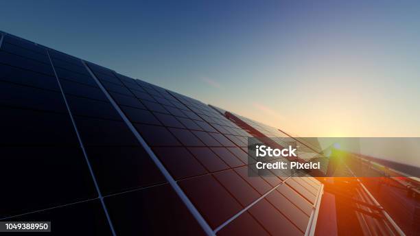 Photo libre de droit de Panneaux Solaires Dans La Pénombre banque d'images et plus d'images libres de droit de Panneau solaire - Panneau solaire, Énergie solaire, Soleil