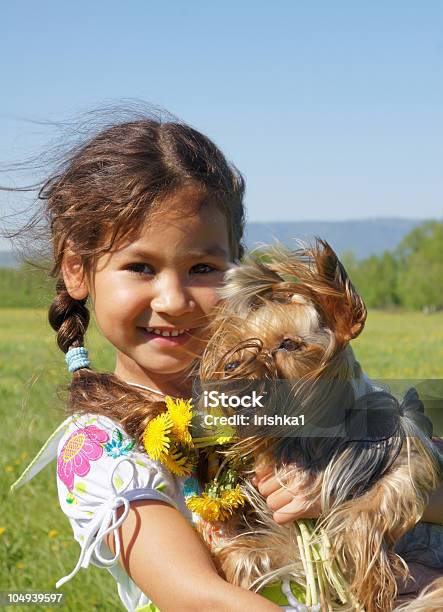 お子様と犬 - 1人のストックフォトや画像を多数ご用意 - 1人, カラー画像, タンポポ