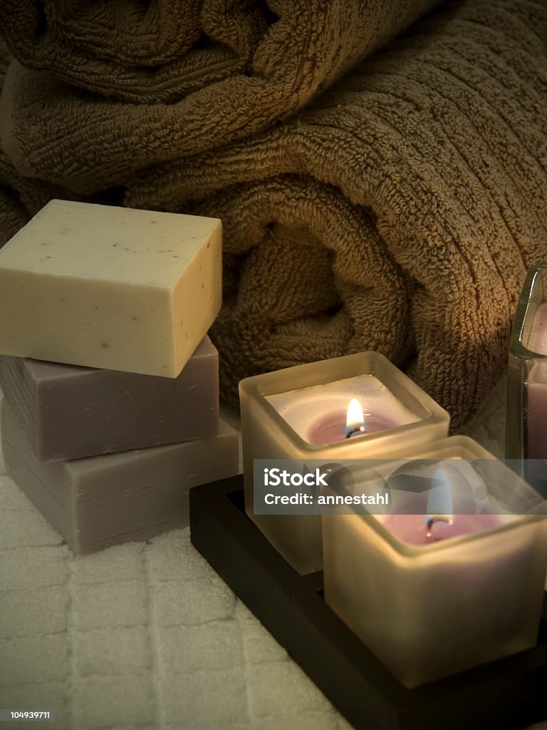 Świeczka świeci ręczniki i ekskluzywne mydła - Zbiór zdjęć royalty-free (Aromaterapia)