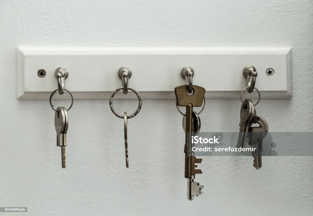 Schlüssel An Die Wand Gehängt Stockfoto und mehr Bilder von Schlüssel -  Schlüssel, Hängen, Hauswechsel - iStock