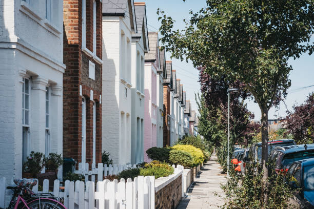 maisons pastels colorées de barnes, londres. - row house townhouse house in a row photos et images de collection