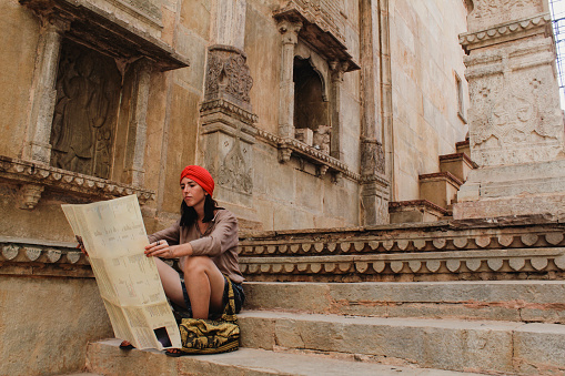 Mapa de lectura de mujer joven en templo de Bundi photo