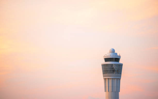 torre de controle do crepúsculo - chubu centrair international airport - fotografias e filmes do acervo