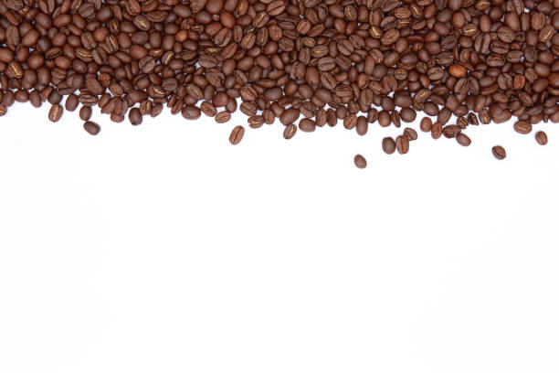 café en grains disposés sur une table blanche - bean coffee bean heap white photos et images de collection