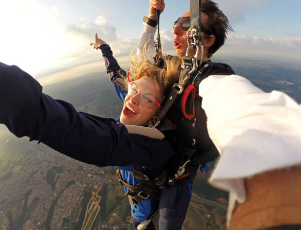 selfie paracadutismo in tandem con bella donna - skydiving parachuting extreme sports airplane foto e immagini stock