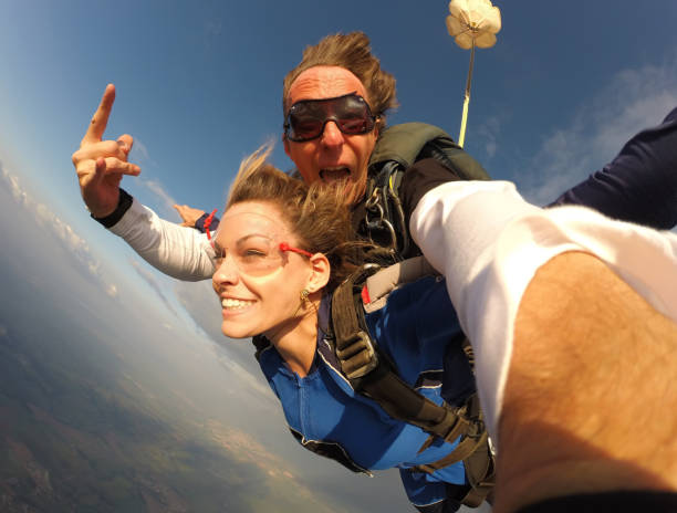 селфи тандем прыжки с парашютом с красивой женщиной - airplane sky extreme sports men стоковые фото и изображения