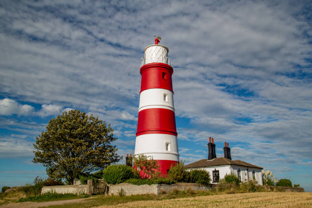 happisburgh phare située à norfolk dans le magnifique soleil automnal - north norfolk photos et images de collection