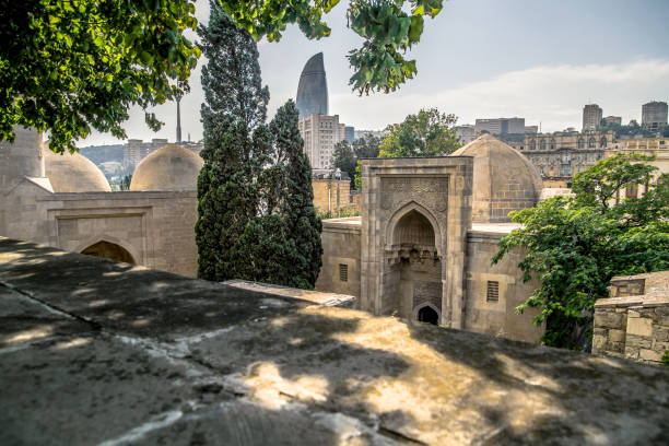 widok na baku - historyczną stolicę azerbejdżanu - national landmark international landmark cityscape tower zdjęcia i obrazy z banku zdjęć