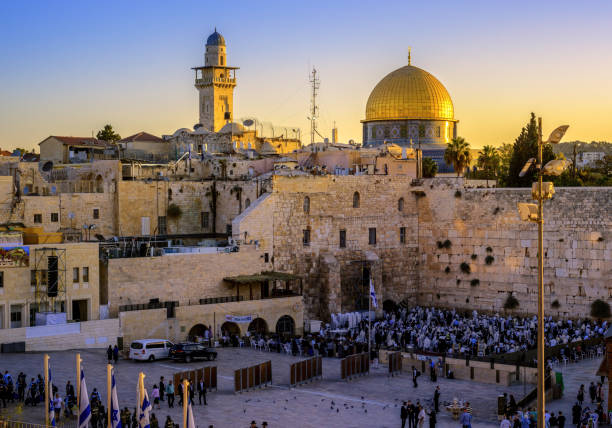 el muro de las lamentaciones y la cúpula dorada mezquita, jerusalén, israel - the western wall wall east city fotografías e imágenes de stock