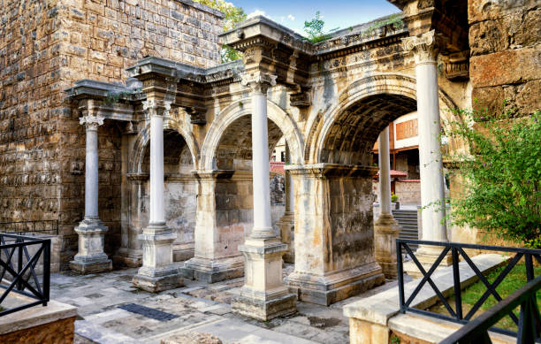 hadrians's gate in antalya, turkey - turkey tourist ephesus roman imagens e fotografias de stock