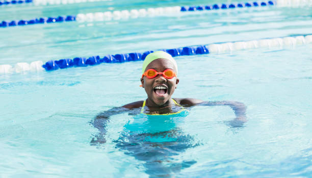 afroamerykańska dziewczyna z czepek kąpielowy, google w basenie - team sport enjoyment horizontal looking at camera zdjęcia i obrazy z banku zdjęć