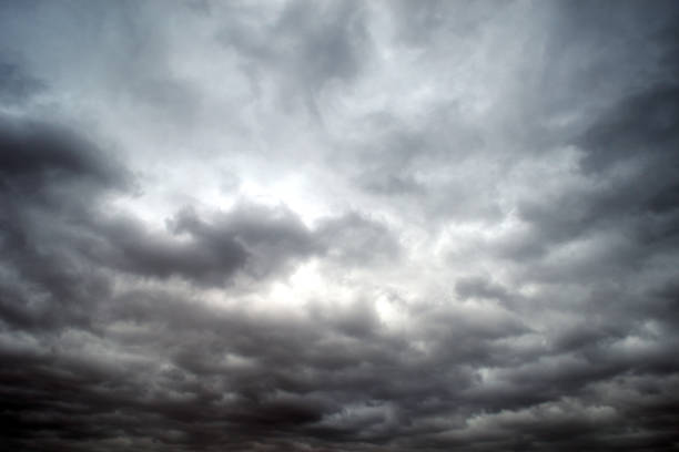 ciel nuageux gris foncé - storm cloud dramatic sky cloud cumulonimbus photos et images de collection