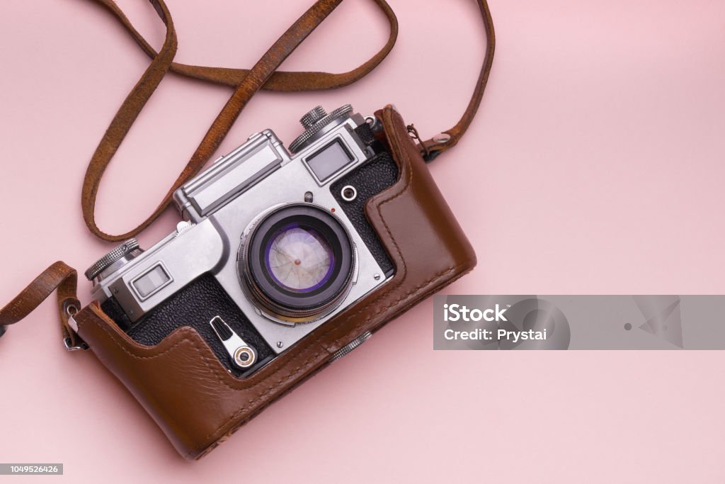 hoofdonderwijzer schudden Uitbeelding Old Analog Retro Camera On Pink Background Education Photography Courses  Back To School Concept Abstract Wallpaper Close Up Top View Copy Space  Stock Photo - Download Image Now - iStock