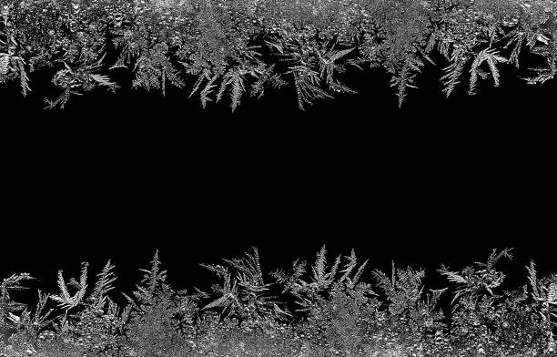 escarcha de cristales de hielo natural sobre fondo oscuro. primer plano macro. - window frost fotografías e imágenes de stock