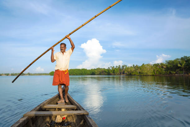 un remero que los turistas en un viaje de canoa en los serenos remansos de kerala en la india. - oarsman sport nautical vessel one person fotografías e imágenes de stock