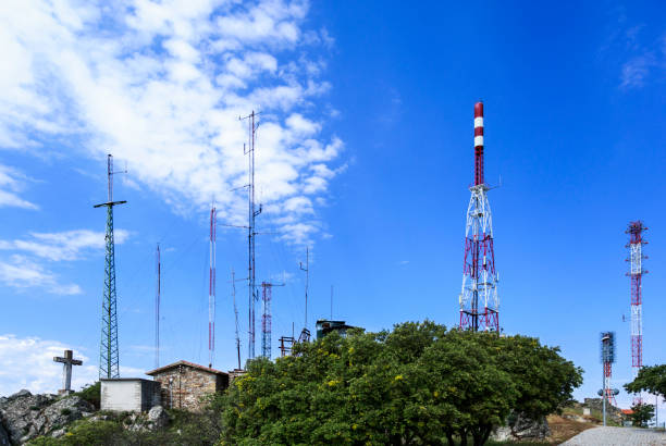 crête de montagne de marofa – télécommunications - radio haute fréquence photos et images de collection