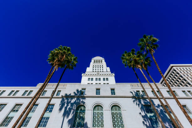 мэрия лос-анджелеса рассматривается снизу - los angeles city hall стоковые фото и изображения