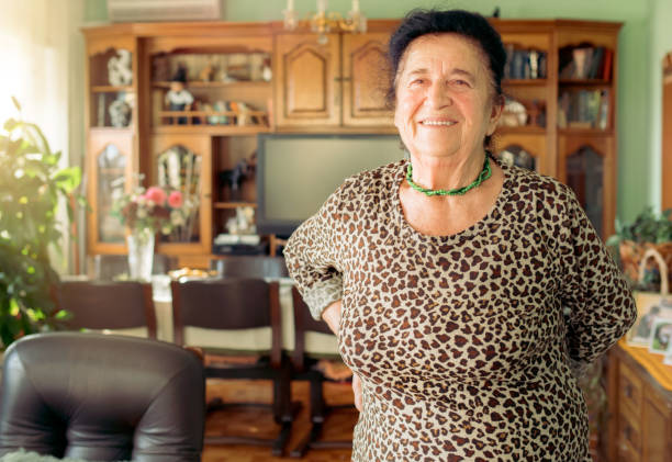 portrait d’une belle femme vieille de 90 an - senior adult comfortable relaxation latin american and hispanic ethnicity photos et images de collection