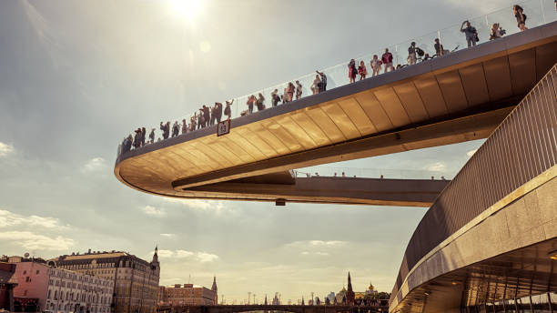 ponte galleggiante nel moderno parco zarjadye vicino al cremlino di mosca, russia - moscow russia russia river panoramic foto e immagini stock