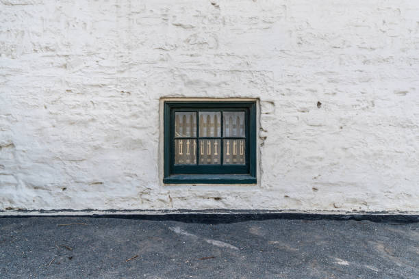 rústico blanco pared y una ventana vintage - rule of third fotografías e imágenes de stock