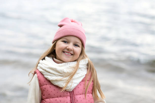 menina sorridente feliz divertindo feliz no outono ao ar livre - child praying beach little girls - fotografias e filmes do acervo