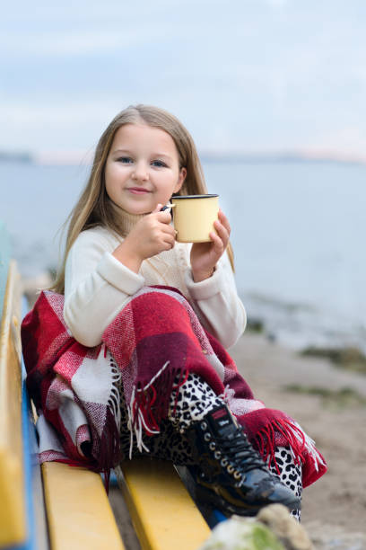 happy little girl boivent du thé en plein air - beach on child the photos et images de collection