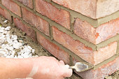 verlegung-von-lehmziegeln-mit-frischen-nassen-zement-eine-gartenbank-konstruktion-machen.jpg?b=1&s=170x170&k=20&c=LR88yacWza1RlxQWw4SwkkTGN99yqJxxrPWdC3CEd7c=