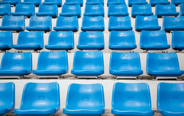 sitz mit blauem kunststoff sitz kunststoff - bleachers stadium empty seat stock-fotos und bilder