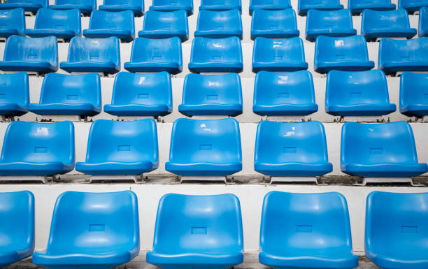 asiento de plástico con asiento de plástico azul - bleachers stadium seat empty fotografías e imágenes de stock