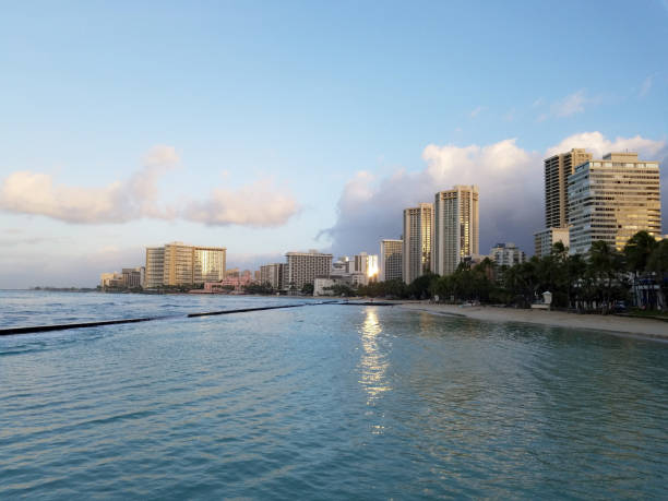 protegidas de agua y la playa en mundo turístico zona waikiki - oahu water sand beach fotografías e imágenes de stock