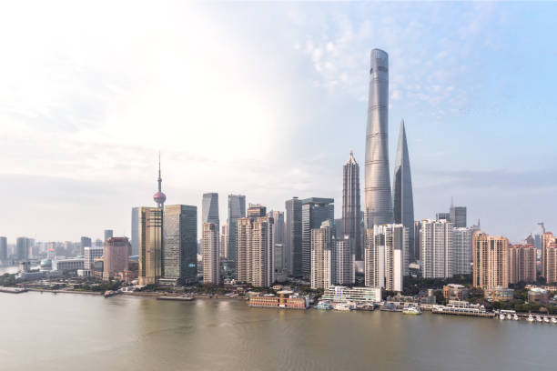 のパノラマビュー上海のスカイラインと街並み - shanghai tower ストックフォトと画像