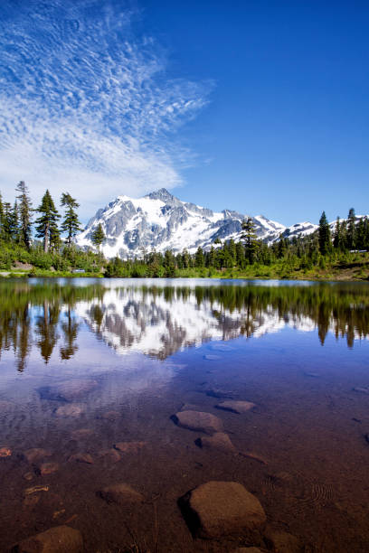 montaje shuksan en verano, wa, usa - lago picture fotografías e imágenes de stock