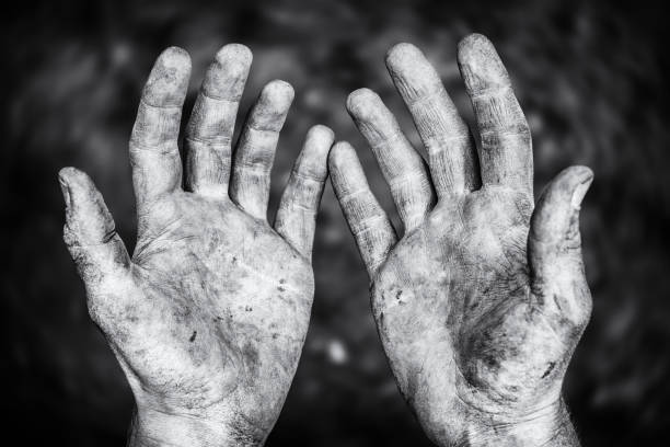 schmutzige männliche hände nach harter körperlicher arbeit in einer schwarz-weiß-aufnahme - härte stock-fotos und bilder