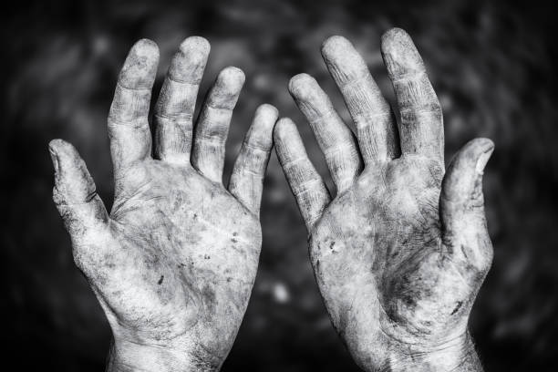 mani maschili sporche dopo duro lavoro fisico in un colpo in bianco e nero - harsh conditions foto e immagini stock