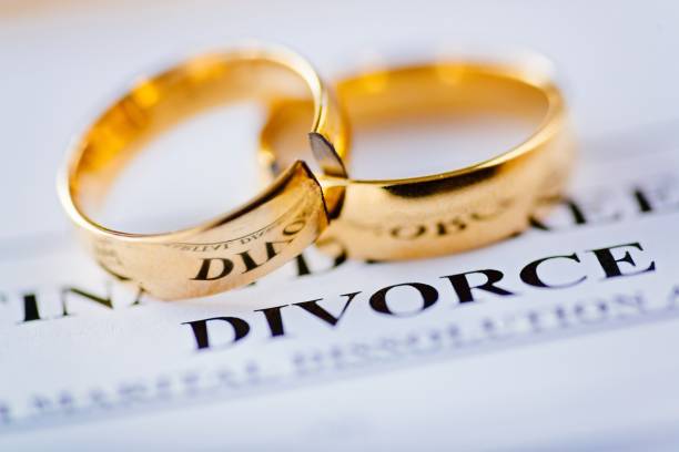 dos anillos de boda oro rotos divorcio documento decreto - divorcio fotografías e imágenes de stock