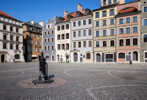 plaza del casco antiguo y casas en varsovia - warsaw old town square fotografías e imágenes de stock