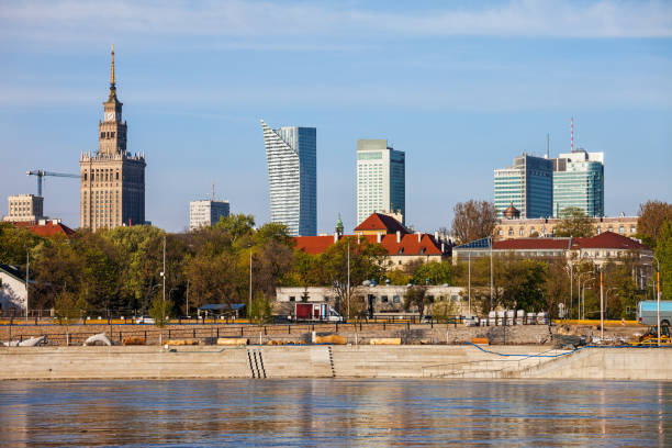 skyline della città di varsavia dal fiume vistola - fiume vistola foto e immagini stock