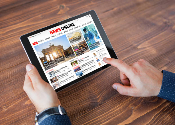 site de notícias on-line de amostra sobre tablet - digital tablet human hand business portable information device - fotografias e filmes do acervo