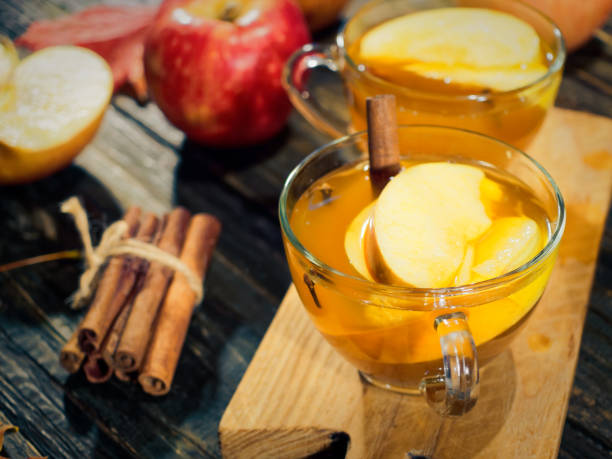 sidra de manzana caliente en otoño - hot apple cider cider cinnamon heat fotografías e imágenes de stock
