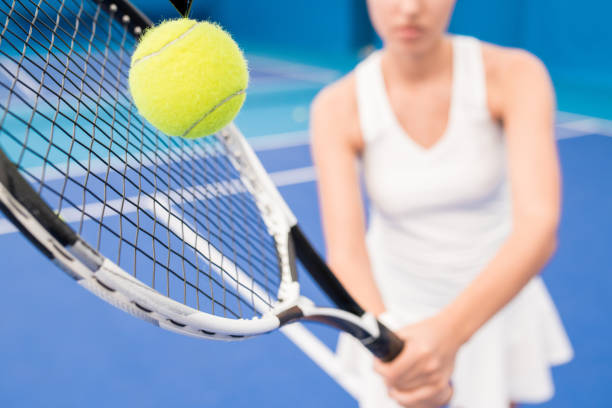 テニスをしている女性をクローズ アップ - tennis indoors women court ストックフォトと画像