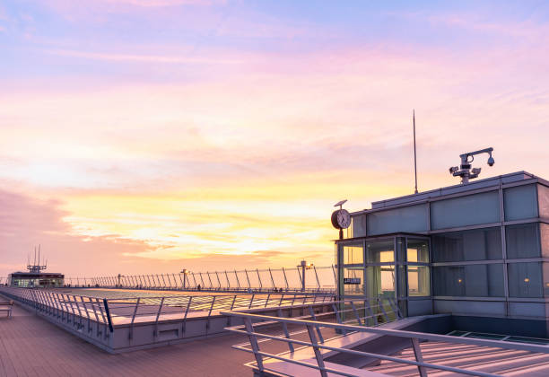 paisagem linda noite de plataforma do aeroporto - chubu centrair international airport - fotografias e filmes do acervo