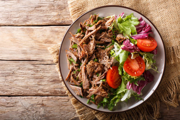 comida deliciosa: lento carne cozida puxada, com close-up de salada de legumes frescos. vista superior horizontal de cima - leaf vegetable radicchio green lettuce - fotografias e filmes do acervo