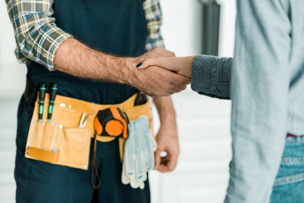 cortada a imagem de encanador e aperto de mãos ao cliente na cozinha - top peça de roupa - fotografias e filmes do acervo