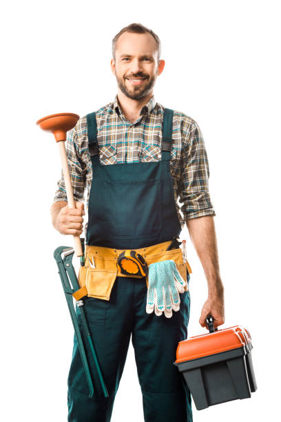 souriant, beau plombier holding piston et boîte à outils isolé sur blanc, en regardant la caméra - plunger photos et images de collection