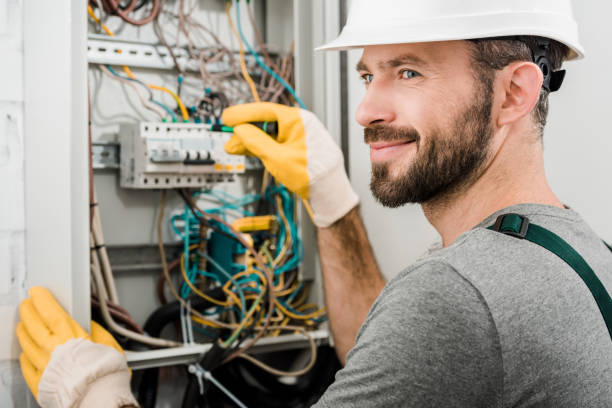 bonita alegre eletricista reparação caixa elétrica e usando a chave de fenda no corredor - guy wires - fotografias e filmes do acervo