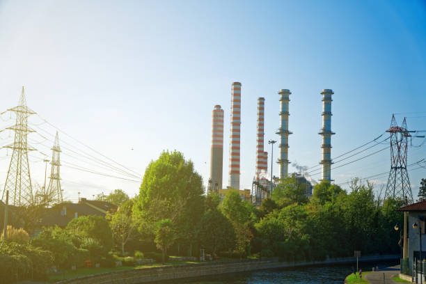 planta de energía nuclear, torre de enfriamiento. - global warming power station smoke stack coal fotografías e imágenes de stock