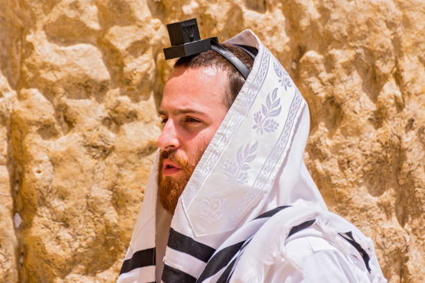 ultra ortodoxo judío envuelto con el tradicional mantón de talit religiosa y tefillin filacterias en oración en la antigua ciudad de muro de las lamentaciones, jerusalén, israel. - the western wall wall east city fotografías e imágenes de stock