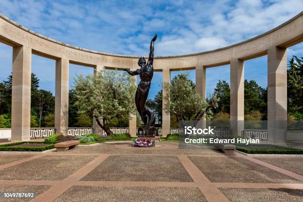 Foto de Memorial No Cemitério Americano Na Normandia França e mais fotos de stock de Azul