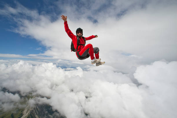 para-quedista mergulha para baixo através do céu sublime - skydiving parachute parachuting taking the plunge - fotografias e filmes do acervo